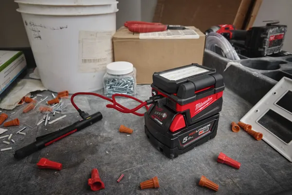 Прожектор переносний 1000 lumen M18 ALIS-0 MILWAUKEE замовити