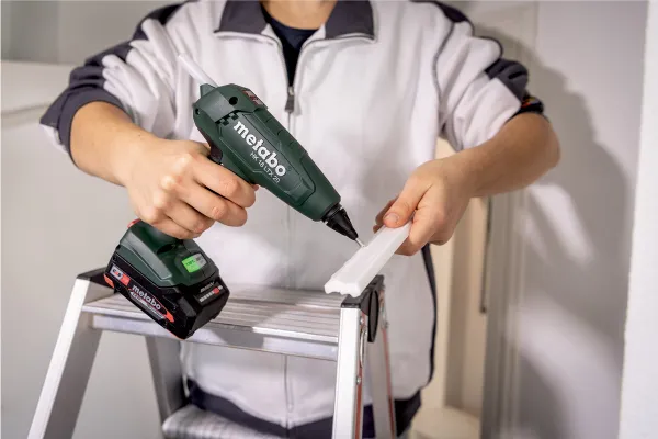 Пистолет клеевой Metabo HK 18 LTX 20, 18В, стержни 11мм, подача 20г/мин, 200/130 градусов, 0.4кг, без АКБ и ЗП купить в Украине