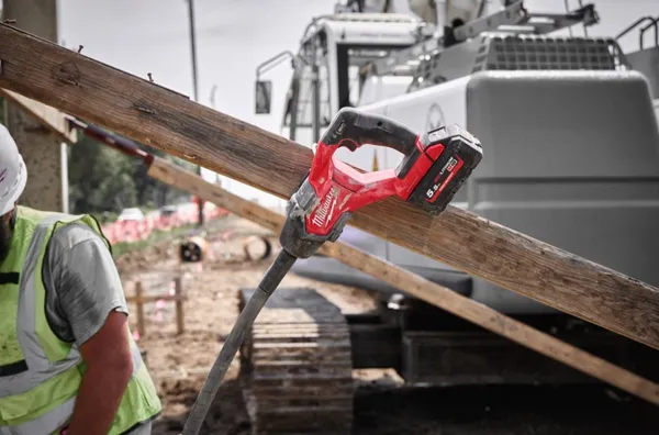 Купить Акумуляторний вібратор для бетону M18 FCVN24-0 (2,4м) (каркас) со скидкой