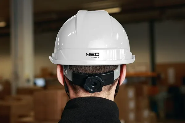 Купить Каска защитная Neo Tools, пластик ABS, пряжка для регулировки, белый со скидкой