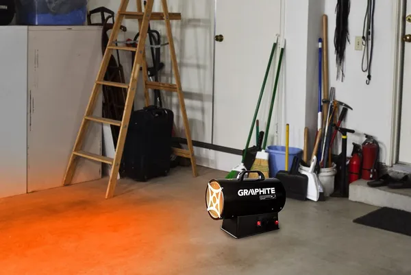 Тепловая пушка газовая GRAPHITE, аккумуляторная 18В, 15кВт, 120м кв, 320м куб/ч, IP24, чёрный цена в Украине