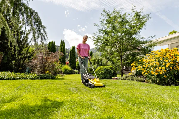 Заказать Газонокосилка аккумуляторная Karcher LMO 2-18 Battery 18В 32см акб 1х5А-ч 25-60мм с доставкой