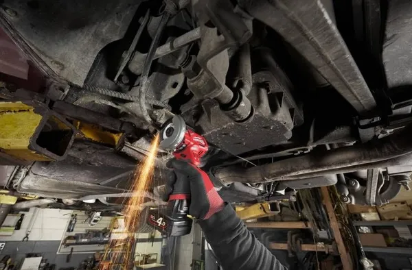 Купить Шлифмашина угловая аккумуляторная Milwaukee M12 FCOT-422X 76мм 12В 1x4А·час 1x2А·час ЗП М12-18С 20000об·мин 1.1кг кейс