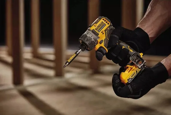 Купить Шуруповерт аккумуляторный DeWalt XR Li-Ion 12В бесщеточный 8Нм 0.68кг