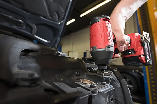 Винтоверт акумуляторний гідравлічний 1/4'' HEX MILWAUKEE, M18 FUEL FQID-502X, 50Нм (+ заряд. устройство, 2 аккум.Х 5Ач, кейс) замовити