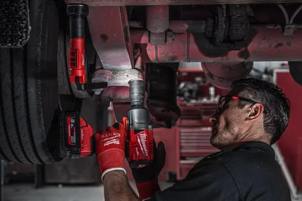 Замовити Ліхтар світлодіодний акумуляторний з рухомою головкою MILWAUKEE, L4 SL550-301 з доставкою