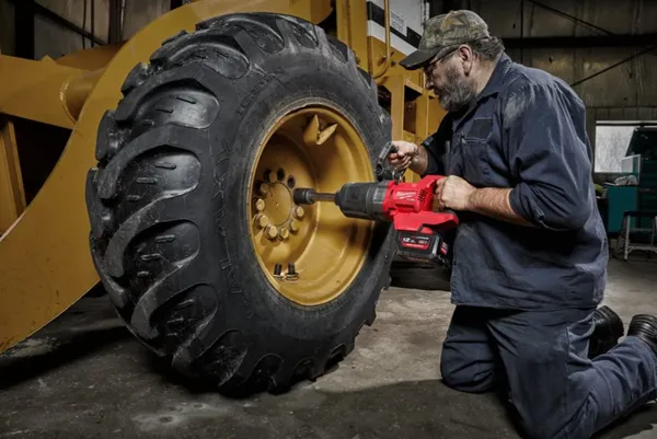 Гайкокрут акумуляторний 1 дюйма MILWAUKEE, M18 ONEFHIWF1D-0C, 2711Нм (HD кейс) в наявності