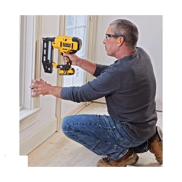 Купить Гвоздозабиватель аккумуляторный DeWalt 18В XR Li-Ion бесщеточный D1.6 гвозди 32-64мм 2.4кг без АКБ и ЗП со скидкой