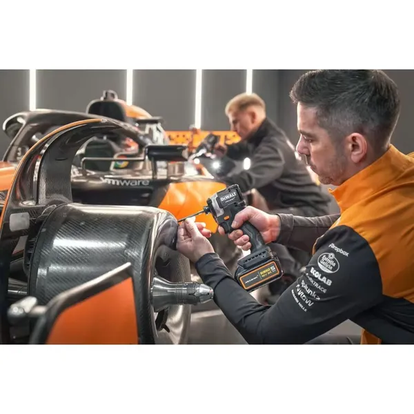 Шуруповерт-дрель ударная аккумуляторная DeWALT McLaren F1 TEAM LIMITED EDITION 18В 2х5А·час 205Нм 1000-2800-3250об/мин кейс ЗП 1.0кг цена в Украине