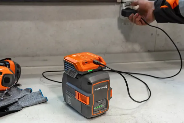 Зарядний пристрій (USB адаптер на акумулятор) Husqvarna 40-USB150X купити в Україні