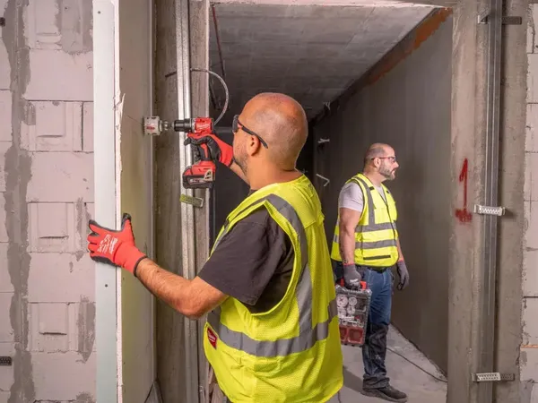 Шуруповерт-дрель аккумуляторная Milwaukee BLPDRC-202C 18В 2х2А·час 60.5Нм 0·1700об·мин ЗП M12-18C кейс 1.5кг отзывы