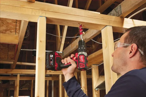 Дриль-шурупокрут з ударом акумуляторний MILWAUKEE, M18 BPD-0 в наявності