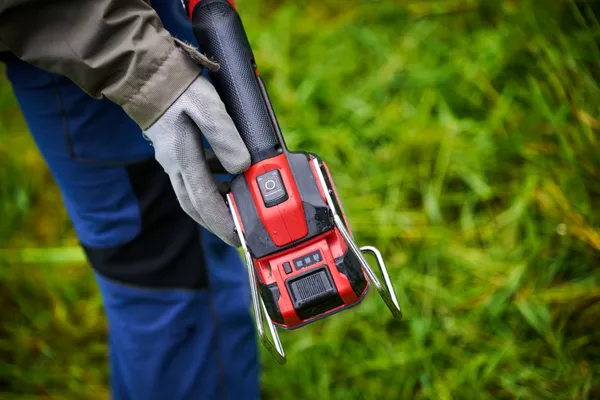 Секатор телескопический аккумуляторный Einhell GP-LS 18/28 Li T BL - Solo, PXC, 18В, бесщеточный, толщ. 28/14 мм, сталь SK5, телескоп. ручка, 0.82 кг (без АКБ и ЗУ)