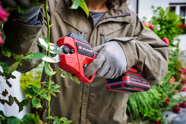 Секатор аккумуляторный Einhell GP-LS 18/28 Li BL - Solo, PXC, 18В, бесщеточный, толщ. 28/14 мм, сталь SK5, 0.82 кг (без АКБ и ЗУ)