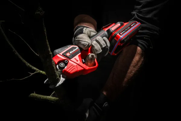 Секатор аккумуляторный Einhell GP-LS 18/28 Li BL - Solo, PXC, 18В, бесщеточный, толщ. 28/14 мм, сталь SK5, 0.82 кг (без АКБ и ЗУ) купить в Украине