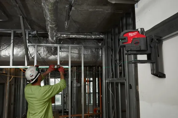 Нівелір лінійно-точковий лазерний акум. MILWAUKEE, M12 CLL4P-301C (+заряд. пристрій.,1акум.Х3Аг, кейс) в наличии