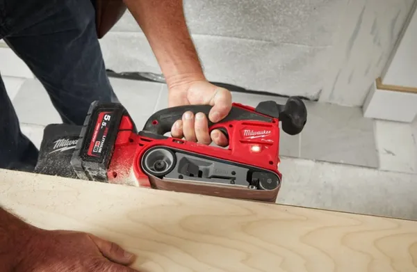 Заказать Шліфмашина стрічкова акумуляторна MILWAUKEE, M18 FBTS75-0 с доставкой