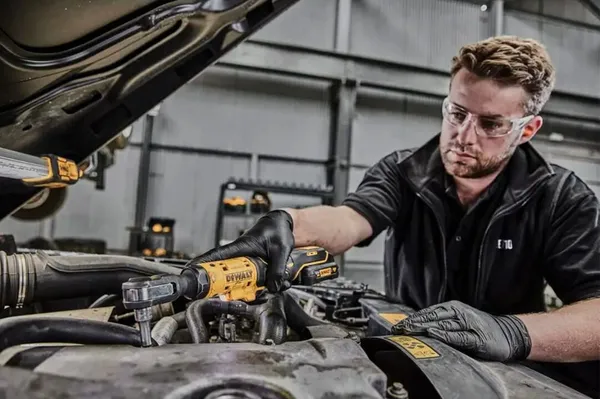 Купити Тріскачка акумуляторна DeWalt XR Li-Ion безщіткова 12В 54Нм 250об·хв 1/4" 0.75кг без АКБ і ЗП зі знижкою