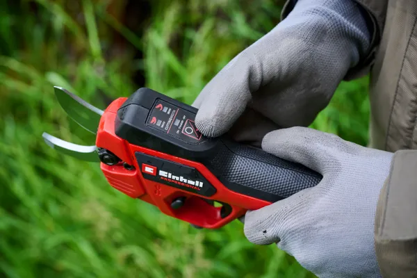 Секатор телескопический аккумуляторный Einhell GP-LS 18/28 Li T BL - Solo, PXC, 18В, бесщеточный, толщ. 28/14 мм, сталь SK5, телескоп. ручка, 0.82 кг (без АКБ и ЗУ) с доставкой