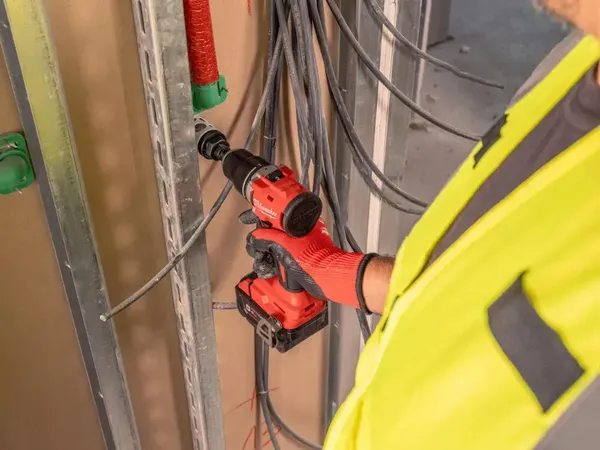 Шуруповерт-дрель аккумуляторная Milwaukee BLDDRC-502С 18В 2х5А·час 60.5Нм 0·1700об·мин ЗП M12-18C кейс 1.5кг отзывы