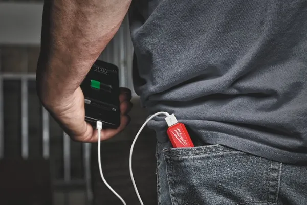 Купити Акумулятор Li-Ion Повербанк 2,1А PPS-301 с зарядним пристроєм USB L4 MILWAUKEE 4932493335