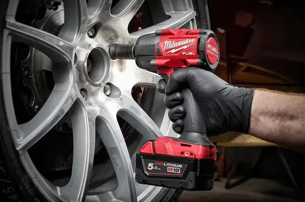 Гайковерт акумуляторний безщітковий MILWAUKEE 1/2" (881 Нм) M18 FMTIW2F12-0, з кільцем (каркас) + M18 B5 подарунок замовити