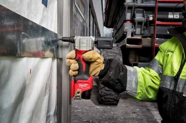 Заказать Заклепочник аккумуляторный Milwaukee M12 BPRT-201X 12В АКБ 1x2А·час ЗП C12C 2.4мм 3.2мм 4.0мм 4.8мм 2.1кг кейс с доставкой