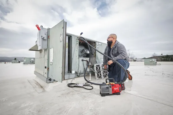 Насос вакуумний акумуляторний MILWAUKEE, M18 FVP5-0 з Адаптером замовити