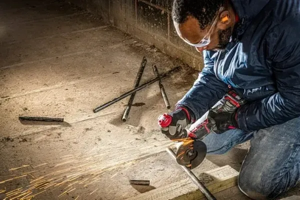 Купити Шліфмашина кутова акумуляторна SKIL 3930 CB XP 125мм безщіткова 20В 1х5А·год 8500об·хв VRS+ плав. пуск 1.88кг зі знижкою