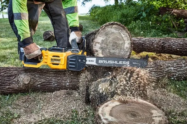 Купить Пила цепная аккумуляторная DeWalt бесщеточная 54В XR FLEXVOLT шина 50см OREGON 3/8 1.3мм 5.7кг без АКБ и ЗП