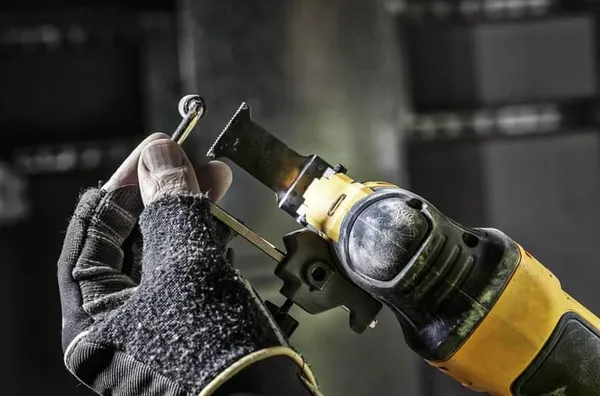 Багатофункціональний інструмент мережевий DeWalt 300Bт 0-22000кол/хв 1.5кг замовити