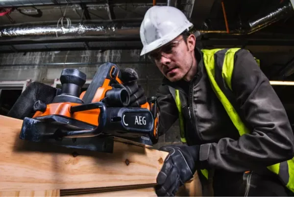 Рубанок BHO18BL-0 AEG, 18В,14300об/хв, 2мм, 82мм, 3,32кг купити в Україні