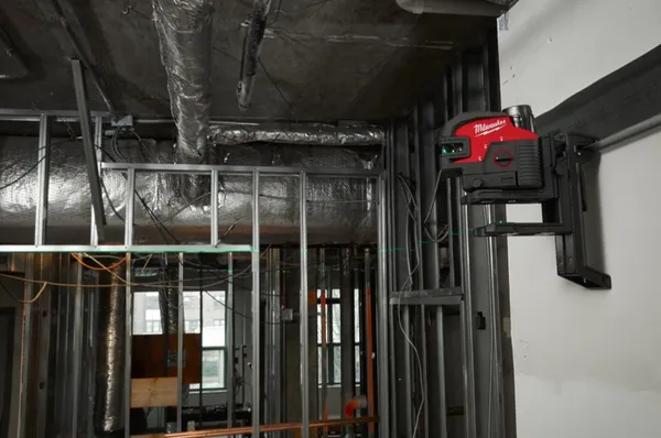 Нівелір лінійно-точковий лазерний акум. MILWAUKEE, M12 CLL4P-301C (+заряд. пристрій.,1акум.Х3Аг, кейс) с доставкой