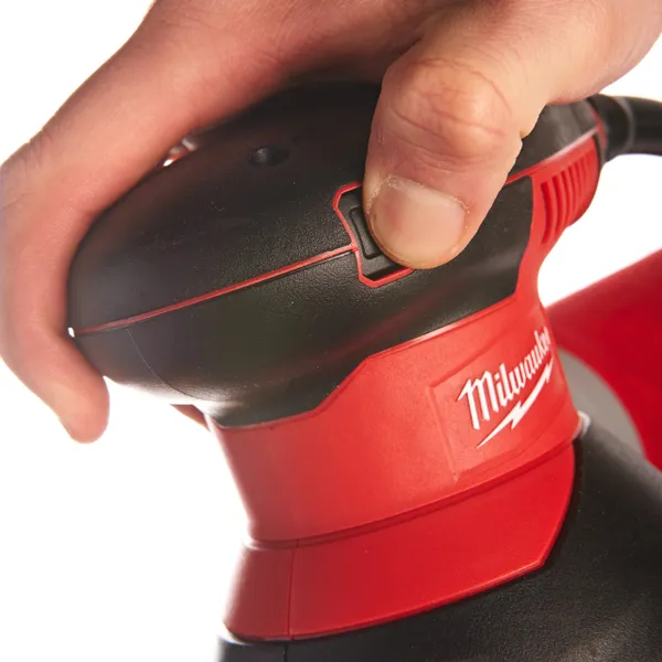 Купить Шліфмашина ексцентрикова MILWAUKEE, ROS 125 E, 300Вт, 125мм (+шліфпапір, пилозбірник, кабель, сумка для інструментів) со скидкой