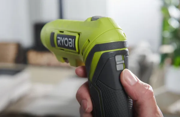 Заказать Отвертка аккумуляторная Ryobi USB Lithium RSDP4-120G 4В 1х2А·час 5Нм 200об/мин поворотная ручка 0.35кг с доставкой