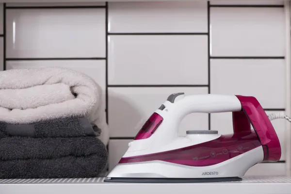 Праска Ardesto IR-C2230-BUR, 2200Вт, 300мл, паровий удар, керам. підошва, малиновий з доставкою