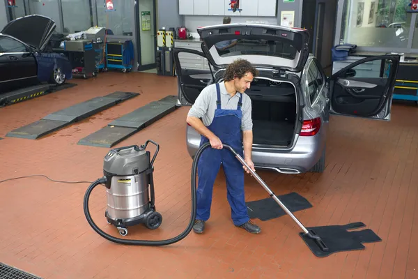 Купити Пилосос професійний Karcher NT 70/2 Me Classic двомоторний, 2300Вт, 225мБар, контейнер 70л, 18.5кг зі знижкою