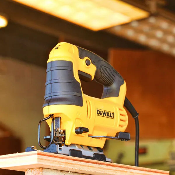 Купить Лобзик DeWalt 650Вт 500-3200 цв/мин ход 24мм 2.4кг со скидкой