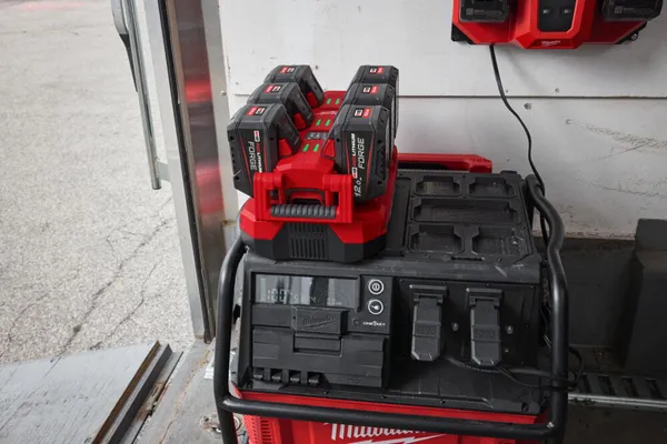 Зарядний пристрій PACKOUT MILWAUKEE, M18 MPC6EU на 6 акумуляторів купити в Україні
