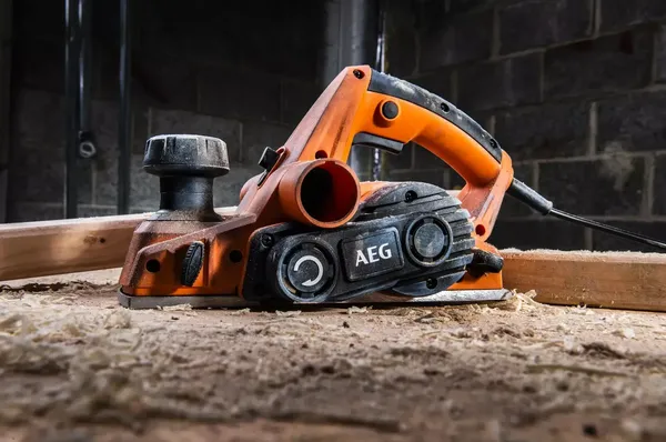 Рубанок PL700 AEG, 700Вт, 17000об/мин, рез 12/82мм, 2,6кг купить в Украине